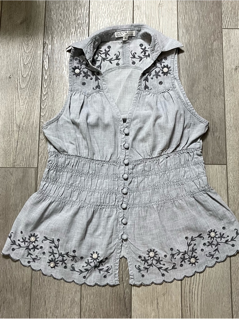 DO+BE Light Gray Sleeveless Embroidered Button-Front Crop Top Size Small